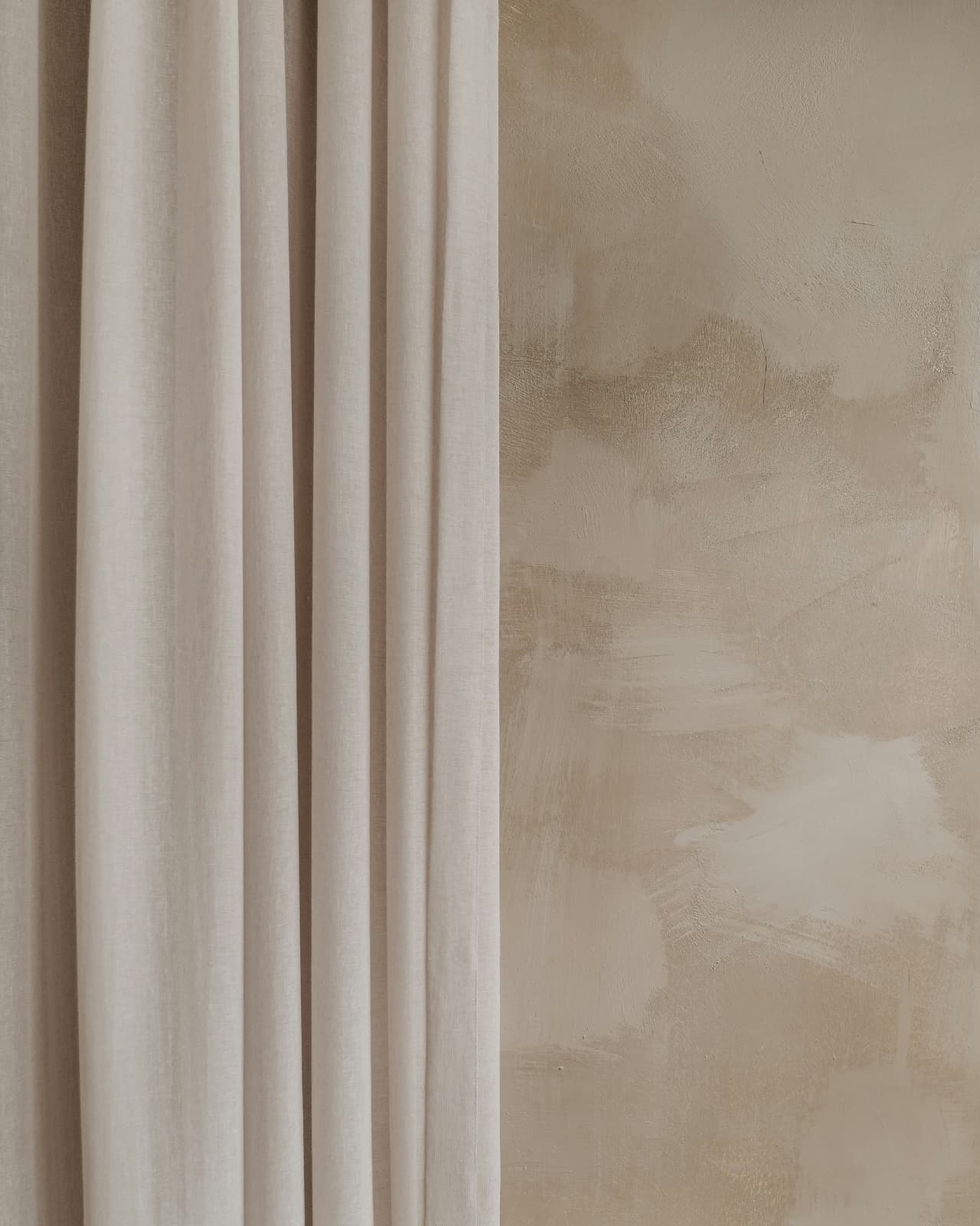 Pélisserie Office — soft natural linen curtain folds beside a hand-finished plaster wall